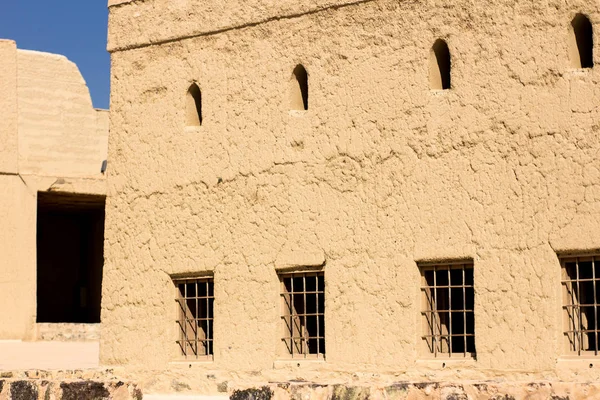 Αρχαίο φρούριο που είναι διάσημη για την κατασκευή. η παλιά αρχιτεκτονική χρησιμοποιούνται για εσωτερικούς και εξωτερικούς χώρους. ταπετσαρίες και αμμώδη υφή — Φωτογραφία Αρχείου