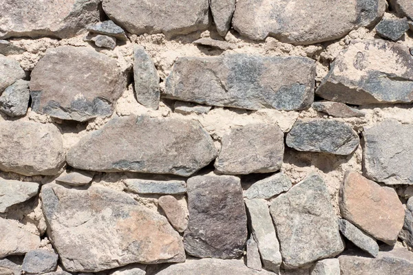 Φυσικό βαρύ βράχους και τούβλα ταπετσαρία. Πέτρες και τούβλα που χρησιμοποιούνται για την κατασκευή και φυσική άμμο ενσωματωμένο μεταξύ των στρωμάτων των βράχων. — Φωτογραφία Αρχείου