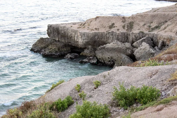 Lato mare o vista mare della spiaggia dell'Oman acque profonde con rocce bellissime — Foto Stock