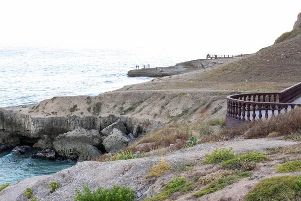 Lato mare o vista mare della spiaggia dell'Oman acque profonde con rocce bellissime — Foto Stock