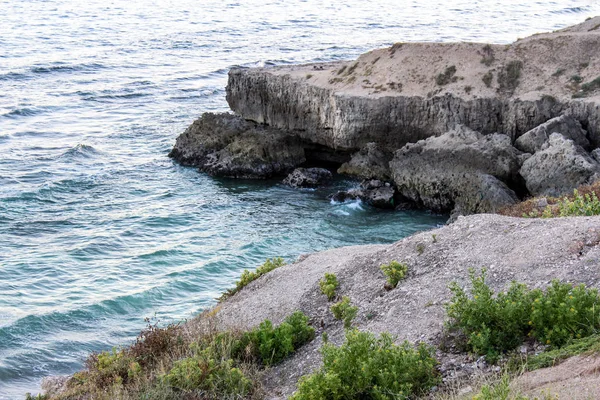 Lato mare o vista mare della spiaggia dell'Oman acque profonde con rocce bellissime — Foto Stock