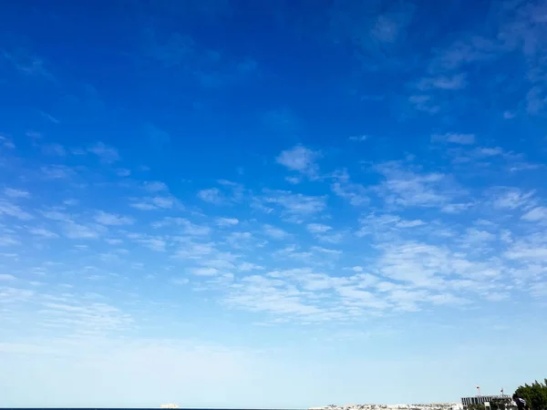 Tiefe omanische Strand Himmel mit Wolken bedeckt, blauer Himmel mit schwachen — Stockfoto