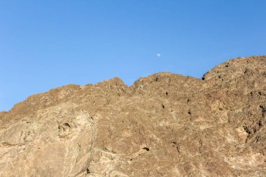 Güzel manzara, deniz, egzotik kuru Arap Dağları eğri yolda seyahat Arap ülke, seyahat ve Turizm kavramı