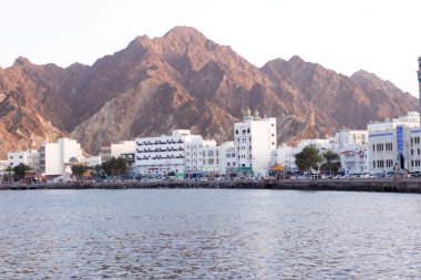 Muscat manzarası ile geleneksel Arapça Dhow Limanda demirli