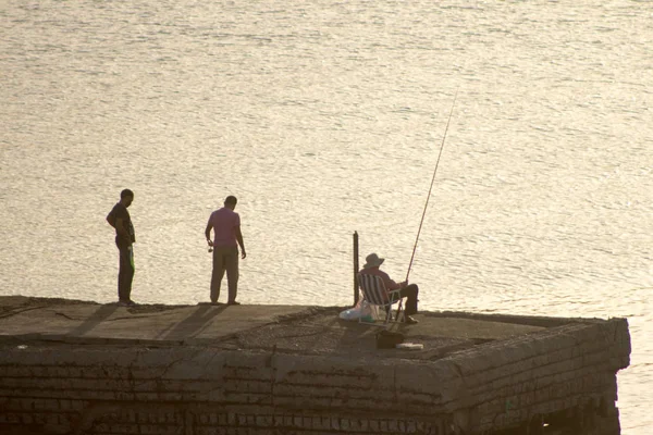 Muscat Skyline Met Een Traditionele Arabische Dhow Verankerd Haven — Stockfoto