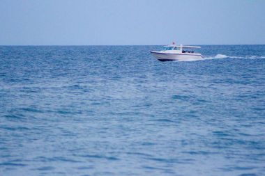 Tam sa altında denizde Yachting lüks yatların gemi yelken yelkenli