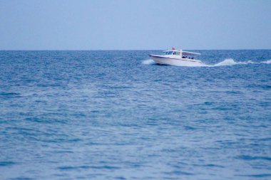 Tam sa altında denizde Yachting lüks yatların gemi yelken yelkenli