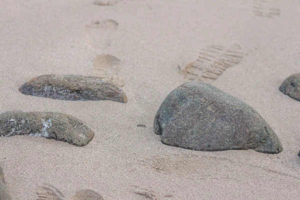 Piedras sobre arena arena marina Textura de fondo de piedra primer plano par — Foto de Stock