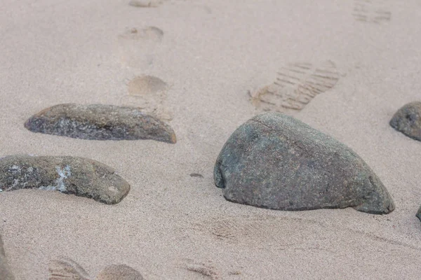 Piedras sobre arena arena marina Textura de fondo de piedra primer plano par — Foto de Stock