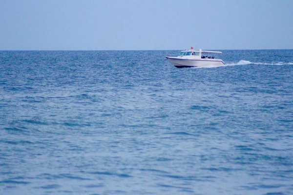 Navegação Yachting Luxury Yachts Navegação Navio no mar em plena sa — Fotografia de Stock