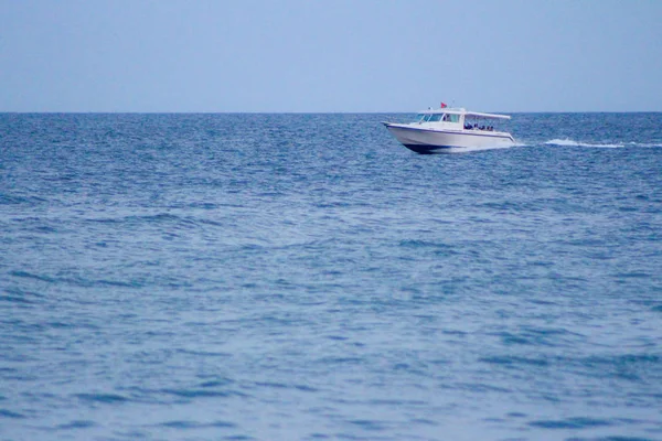Velero Yates de lujo Velero en el mar bajo sa completa — Foto de Stock