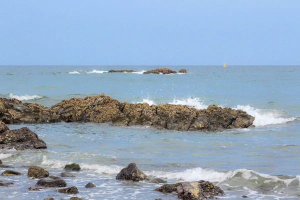 Aiguas Blanques Agua blanca Ibiza spiaggia con acqua turchese su — Foto Stock