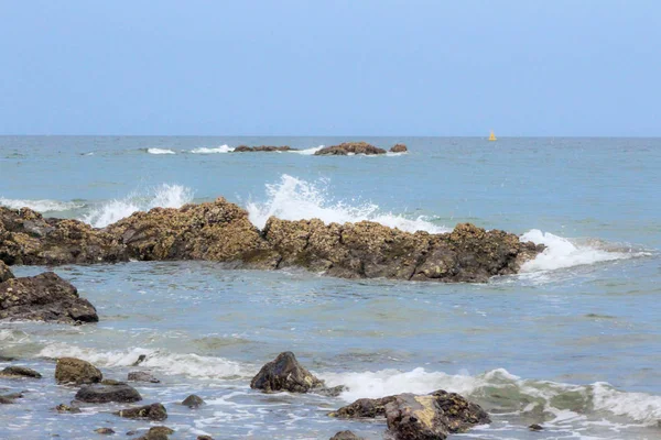 Aiguas Blanques Agua blanca Ibiza spiaggia con acqua turchese su — Foto Stock