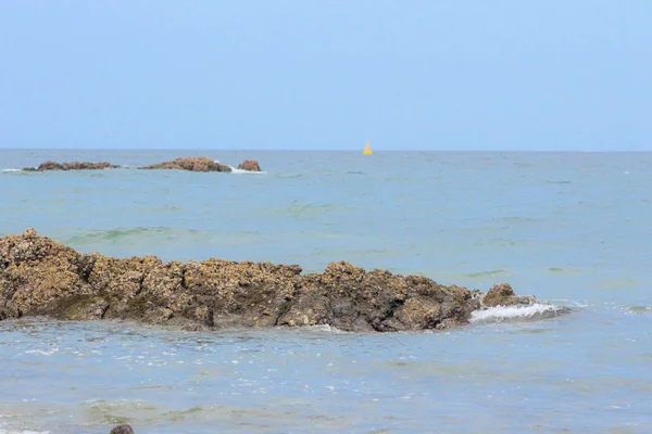 Aiguas Blanques Agua blanca Ibiza spiaggia con acqua turchese su — Foto Stock