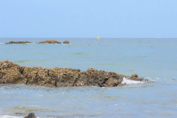 Aiguas Blanques Agua blanca Ibiza spiaggia con acqua turchese su — Foto Stock