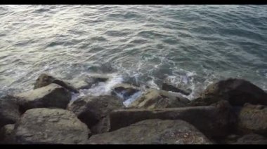 Plaj döngü video buzlu isabet dalgalar deniz özellikleri bir muscat plajda güzel bir sahne