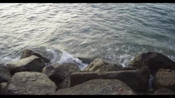 Sea Waves Hitting Rocks Beach Looping Video Features Beautiful Scene — Stockvideo