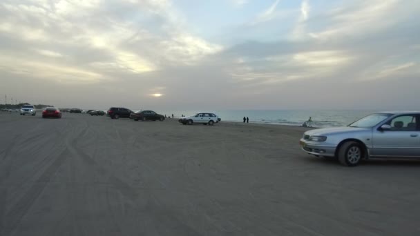 观看在马斯喀特公路 海湾合作委员会汽车视点驾驶在马斯喀特沿海公路海滩路 Azaiba Ghubra — 图库视频影像