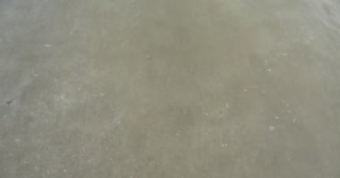 Deniz suyu dalgalar ve kum plaj dalgalar yavaşça plaj üzerine yıkamak