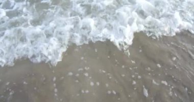 Deniz suyu dalgalar ve kum plaj dalgalar yavaşça plaj üzerine yıkamak