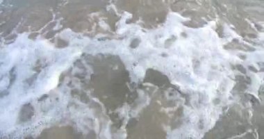 Deniz suyu dalgalar ve kum plaj dalgalar yavaşça plaj üzerine yıkamak