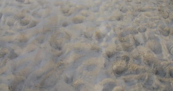 海水波浪和沙滩波浪轻轻地冲刷到海滩上 — 图库视频影像
