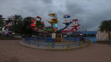 Halk parkında Muscat Umman 'ın çocuklar için oynadığı oyuncaklar.