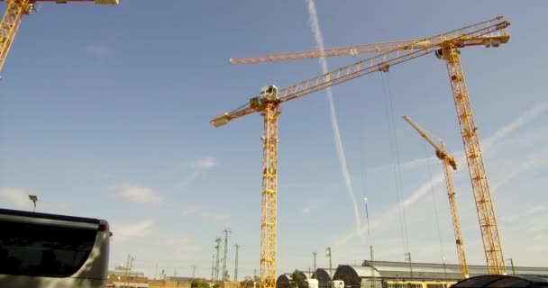 Stavba Staveniště Karlsruhe Bahnhof Německo Stavební Jeřáb Zvedá Náklad Modrá — Stock video