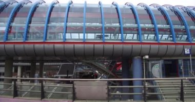 Amsterdam tren istasyonunun gündüz vakti hareket eden tren ve istasyon görüntüsü ve boş istasyon Sloterdijk Hollanda