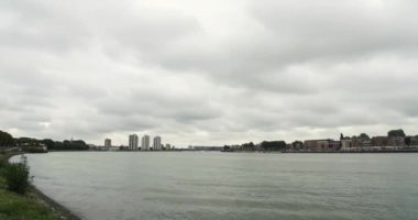 Rotterdam Hollanda İkonik Köprüsü 'ndeki Kanal Nehri manzarası. İnanılmaz sahne tekneleri ve kargo gemileri gün içinde oradan oraya hareket ediyor.