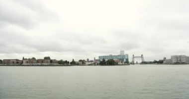 Rotterdam Hollanda İkonik Köprüsü 'ndeki Kanal Nehri manzarası. İnanılmaz sahne tekneleri ve kargo gemileri gün içinde oradan oraya hareket ediyor.