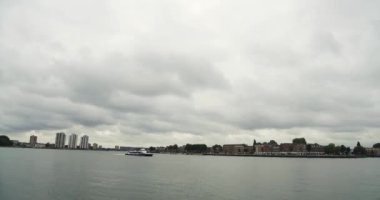 Rotterdam Hollanda İkonik Köprüsü 'ndeki Kanal Nehri manzarası. İnanılmaz sahne tekneleri ve kargo gemileri gün içinde oradan oraya hareket ediyor.