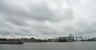 Rotterdam Hollanda İkonik Köprüsü 'ndeki Kanal Nehri manzarası. İnanılmaz sahne tekneleri ve kargo gemileri gün içinde oradan oraya hareket ediyor.