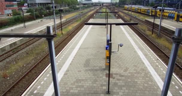 阿姆斯特丹火车站白天运行中的列车和车站的时间档和荷兰斯鲁特迪克火车站的空档 — 图库视频影像