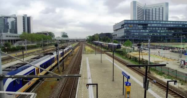 アムステルダムのタイムラプス 電車や地下鉄の駅のビューは 昼間と空の駅に移動します — ストック動画