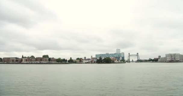 ロッテルダムの運河の川の景色オランダ象徴的な橋素晴らしいシーンボートや貨物船は 場所から場所へと移動しています海の景色 — ストック動画