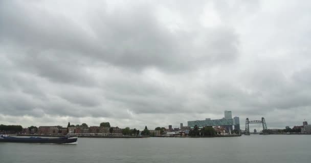 Canal River Näkymä Rotterdam Alankomaat Iconic Bridge Hämmästyttävä Kohtaus Veneet — kuvapankkivideo