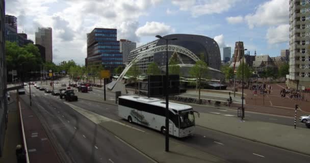 Vista Cidade Partir Cubo Casas Varanda Pessoas Estão Andando Carros — Vídeo de Stock