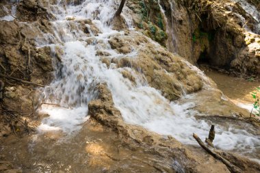Krka Ulusal Parkı 'nın nefes kesici manzarası, güneşli gün, yaz mevsimi yeşillik ve ağaçlara sahip Hırvatistan