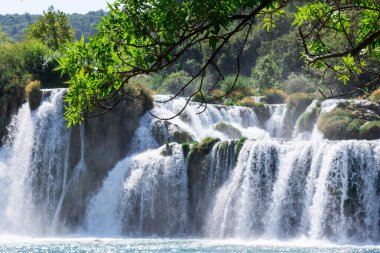 Krka Ulusal Parkı 'nın nefes kesici manzarası, güneşli gün, yaz mevsimi yeşillik ve ağaçlara sahip Hırvatistan