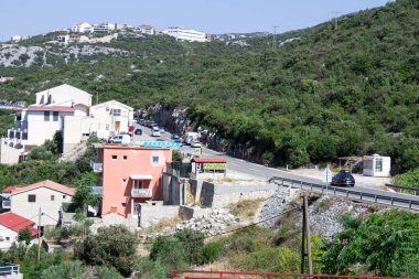 Bosna-Hersek 'in Mali Körfezi' ndeki deniz ve dağlara yakın küçük bir köydeki inanılmaz manzarası