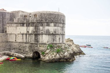Dubrovnik eski şehir manzarası, eski kale manzarası, Antik kale manzarası ve evler, deniz koyunda bir kale, eski tuğla ve taşlarla inşa edilmiş duvarlar, Hırvatistan