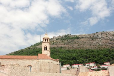 Eski kilise manzarası ve Dubrovnik 'in merdivenleri, eski tuğlalar ve taşlardan yapılmış duvarlar, saat kulesi, çan kulesi, Hırvatistan