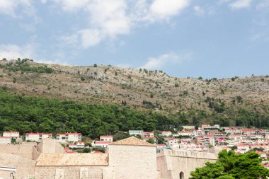 Dubrovnik eski şehir manzarası, eski kale manzarası, Antik kale manzarası ve evler, deniz koyunda bir kale, eski tuğla ve taşlarla inşa edilmiş duvarlar, Hırvatistan