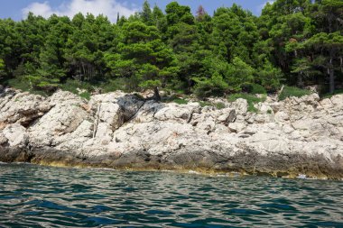 Dubrovnik deniz manzarası uçurum ve kayalıklarla okyanusun ortasından kayalara su sıçrıyor.