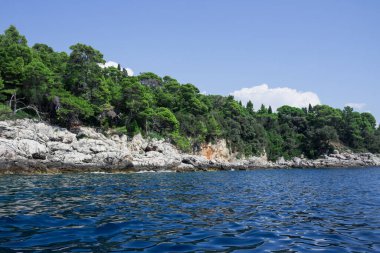 Dubrovnik deniz manzarası uçurum ve kayalıklarla okyanusun ortasından kayalara su sıçrıyor.