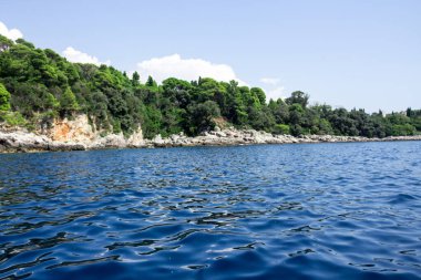Dubrovnik deniz manzarası uçurum ve kayalıklarla okyanusun ortasından kayalara su sıçrıyor.