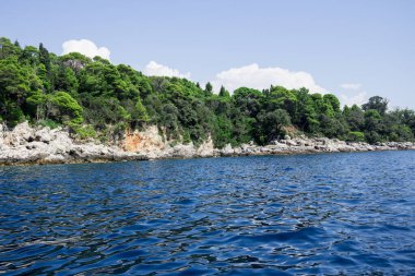 Dubrovnik deniz manzarası uçurum ve kayalıklarla okyanusun ortasından kayalara su sıçrıyor.