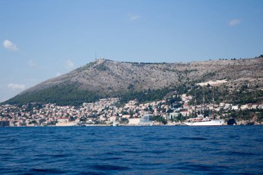 Dubrovnik şehri ve deniz manzarası mavi deniz suyu ve açık hava gemileriyle Got serisinin yerini gösteriyor.