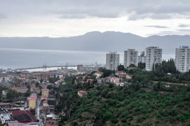 Rijeka Hırvatistan 'ın Trsat Kalesi' nin tepesinden yağmurlu gün ve akşam saatlerinde kent manzarası